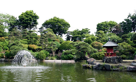 苑内の日本庭園の写真