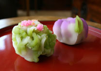 和菓子の「つつじ」と「あやめ」の写真
