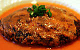 「挽肉のステーキ　ガスパチョスープ添え」の写真